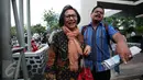 Kepala Bagian Sekretariat Komisi V DPR Prima MB Nuwa berusaha menghindari kejaran awak media usai diperiksa sebagai saksi di gedung KPK, Jakarta, Selasa (27/9). Pemeriksaan terkait penerimaan hadiah proyek di Kementerian PUPR. (Liputan6.com/Helmi Afandi)