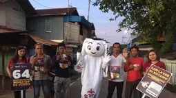 Maskot Piala Dunia 2022, La'eeb berfoto bersama warga saat mengunjungi Dermaga Banjar Raya,  Banjarmasin, Sabtu (29/10/2022). Maskot Piala Dunia 2022 itu berinteraksi dengan warga Banjarmasin untuk menggaungkan semangat Piala Dunia 2022 yang kurang dari sebulan akan digulirkan. (FOTO: Dok. SCM)