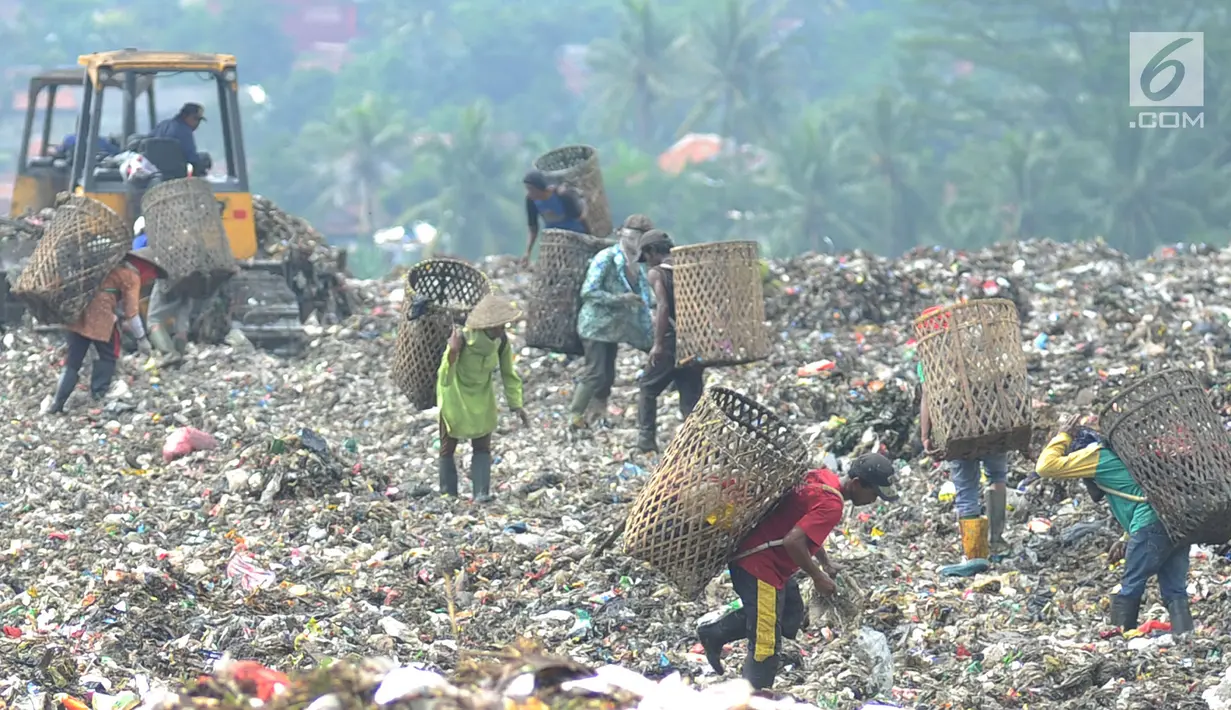 Suasana Tempat Pembuangan Akhir (TPA) Galuga, Bogor (20/5). Indonesia memproduksi sampah plastik sebanyak 175.000 ton per hari dan menjadi penyumbang sampah terbesar kedua di dunia, setelah China. (Merdeka.com/Arie Basuki)