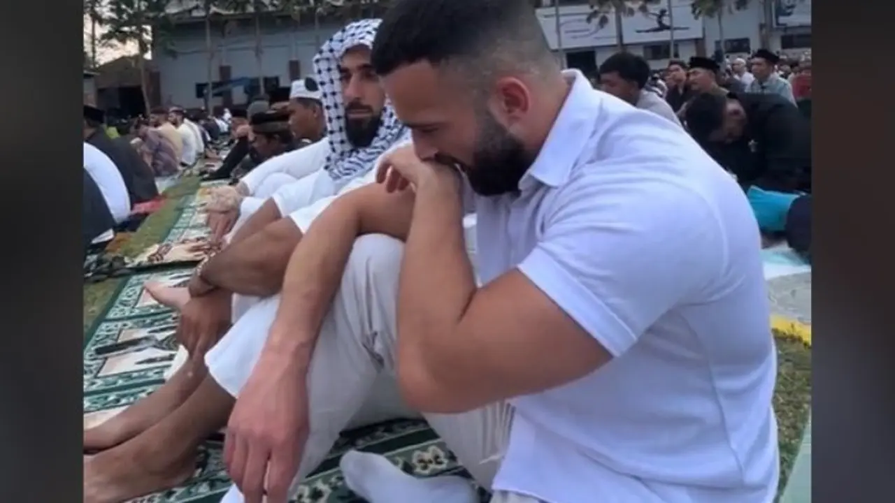 Serombongan Pria Turis Asing Ikut Duduk dan Menyimak Khotbah Salat Iduladha di Canggu Bali.
