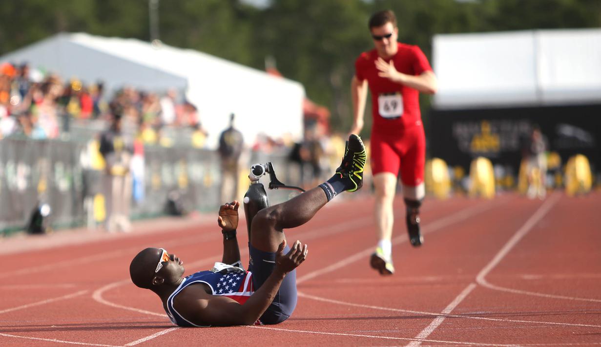  Seorang peserta asal Amerika Serikat terjatuh saat memasuki garis finis pada ajang Invictus Games Orlando 2016 di ESPN Wide World of Sports complex, (10/5/2016), Lake Buena Vista, Florida. (Alex Menendez/ Getty Images for Invictus Games/AFP)