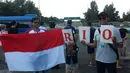 Warga Indonesia di Budapest, Hikmat Rijadi serta anak dan Agus memberikan dukungan untuk Rio Haryanto. (Bola.com/Reza Khomaini)