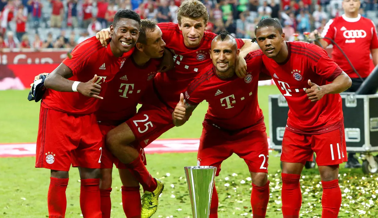 Arturo Vidal (dua dari kanan) dan rekan-rekannya berpose dengan trofi Audi Cup 2015 yang berlangsung di Stadion Allianz Arena, Munchen, Jerman. Kamis (6/8/2015) dini hari WIB. (Reuters/Michaela Rehle)