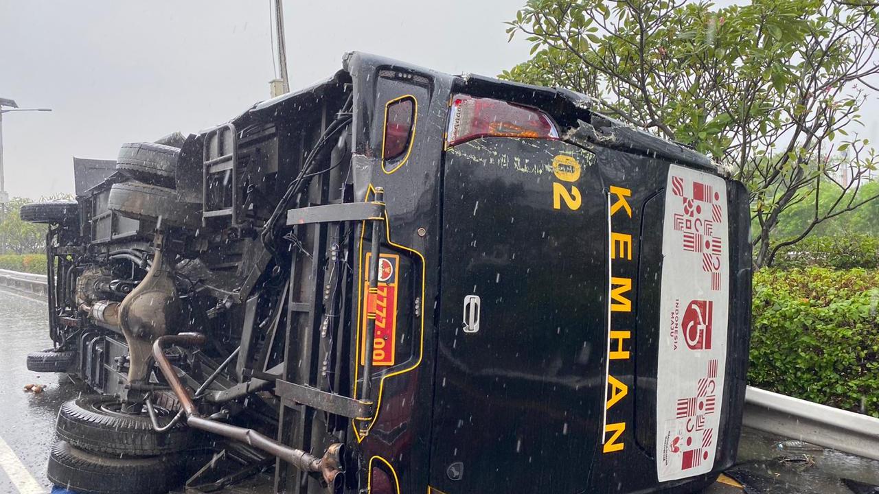 Bus Kementerian Pertahanan (Kemhan) terlibat kecelakaan lalu lintas di Tol Jagorawi