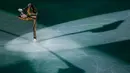 Aksi atlet Alina Zagitova saat melakukan pertunjukan gala skating di Gangneung Oval di Gangneung (25/2). Alina tampil seksi dengan kostum macan saat berada di arena ice skating.  (AP Photo/Felipe Dana)