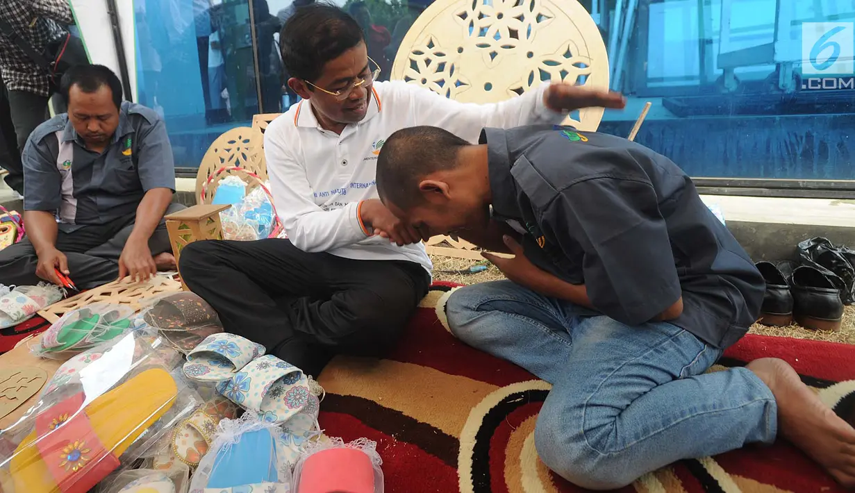 Seorang warga binaan menyalami Menteri Sosial (Mensos) Idrus Marham (tengah) saat memperingati Hari Anti Narkoba Internasional di Panti Sosial Permadi Putra (PSPP) Galih Pakuan, Ciseeng, Bogor, Jawa Barat, Rabu (1/8). (Merdeka.com/Arie Basuki)