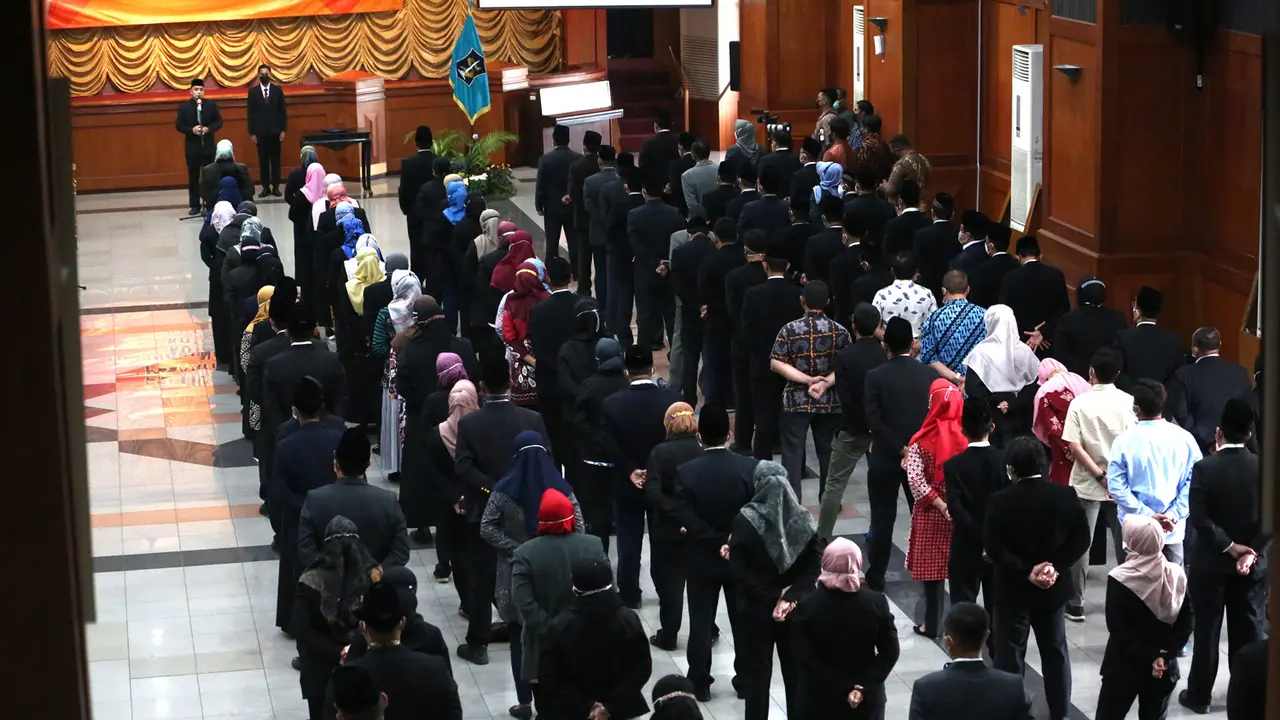 Eri Cahyadi melantik 129 pejabat di jajaran Pemkot Surabaya. (Dian Kurniawan/Liputan6.com)