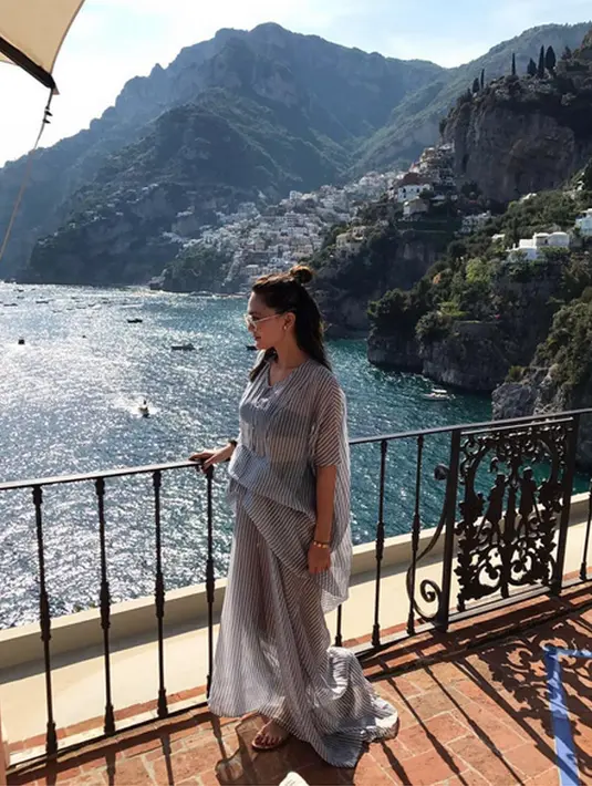 Beragam reaksi dari para netizen melihat foto Luna yang tampil mengenakan topi, celana merah serta atasan warna serupa. Para netizen memuji penampilan Luna. Bahkan ada yang menyamakan kecantikan Luna seperti Angelina Jolie. (Instagram/lunamaya)