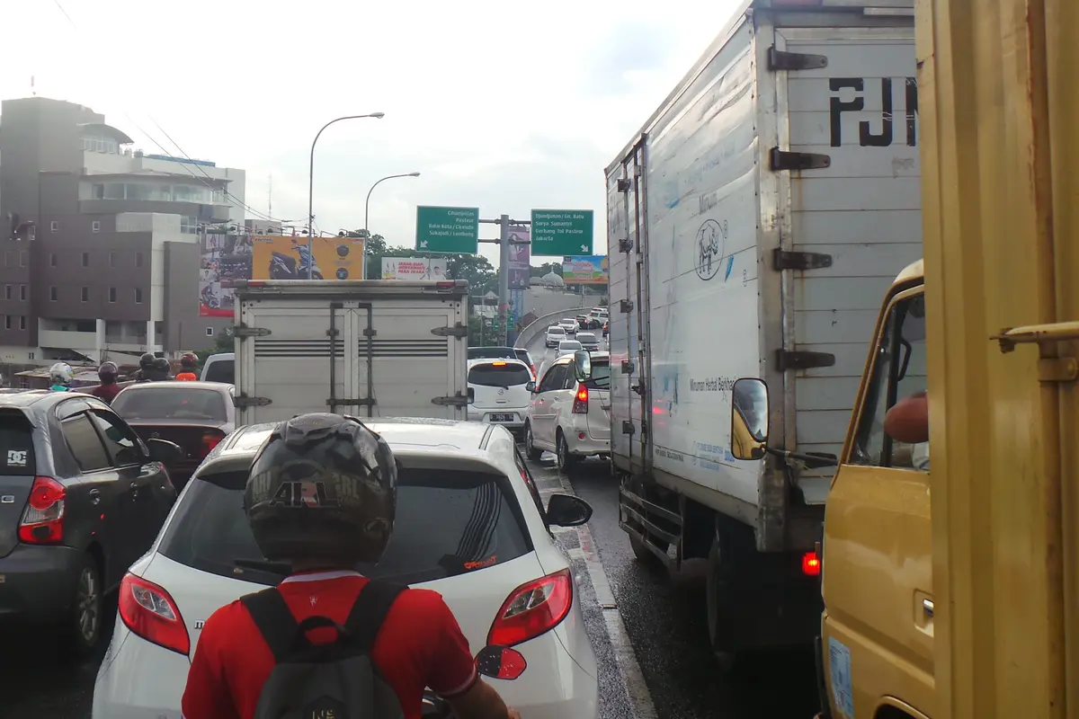 Pasteur Tergenang 1 Meter, Bandung Macet Parah