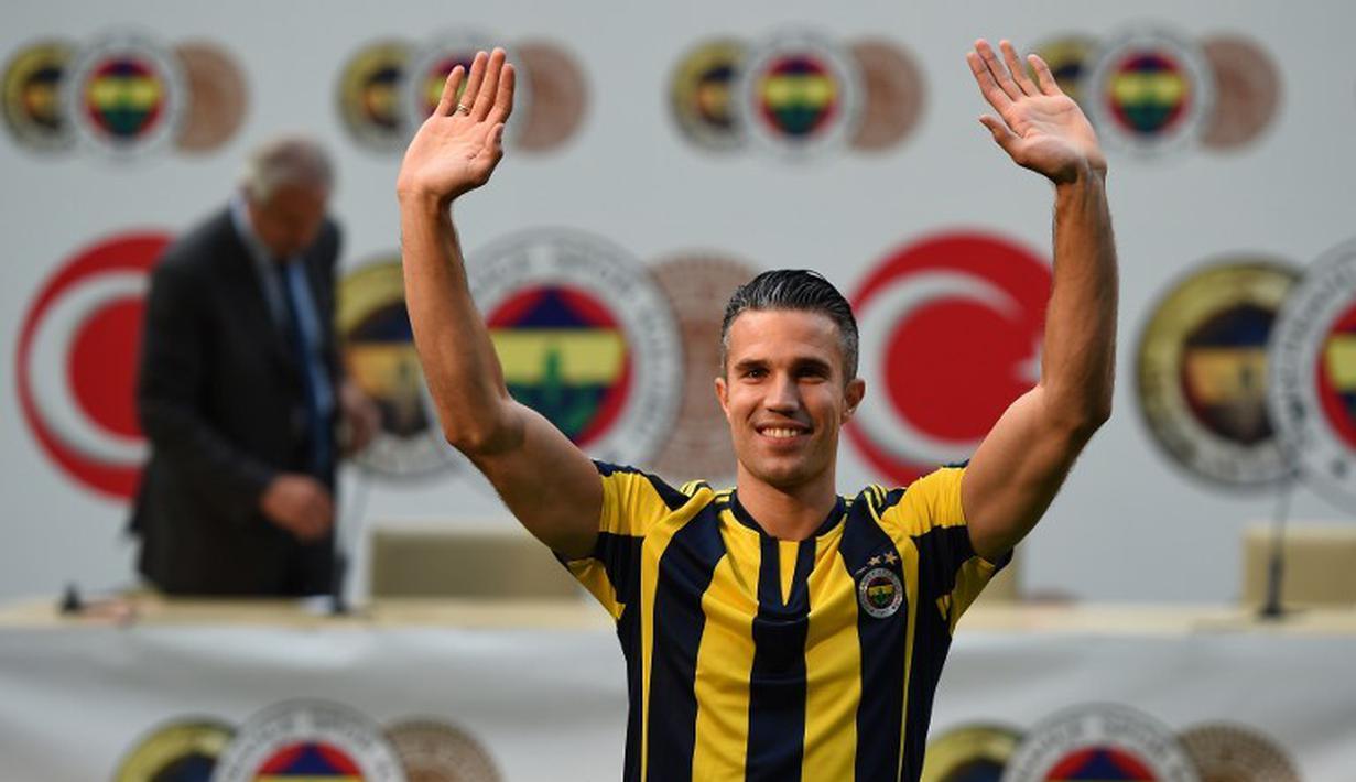 Robin van Persie menyapa suporter Fenerbahce. (AFP PHOTO/OZAN KOSE)