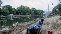 Pedagang air keliling mengaku permintaan air dimusim kemarau ini sangat meningkat, Jakarta, Senin (22/9/14). (Liputan6.com/Faizal Fanani)