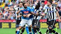 Striker Napoli Gonzalo Higuain harus ditahan para pemain Udinese setelah menerima kartu merah pada laga di Friuli, Udine, Minggu (3/4/2016). (AFP/Giuseppe Cacace)