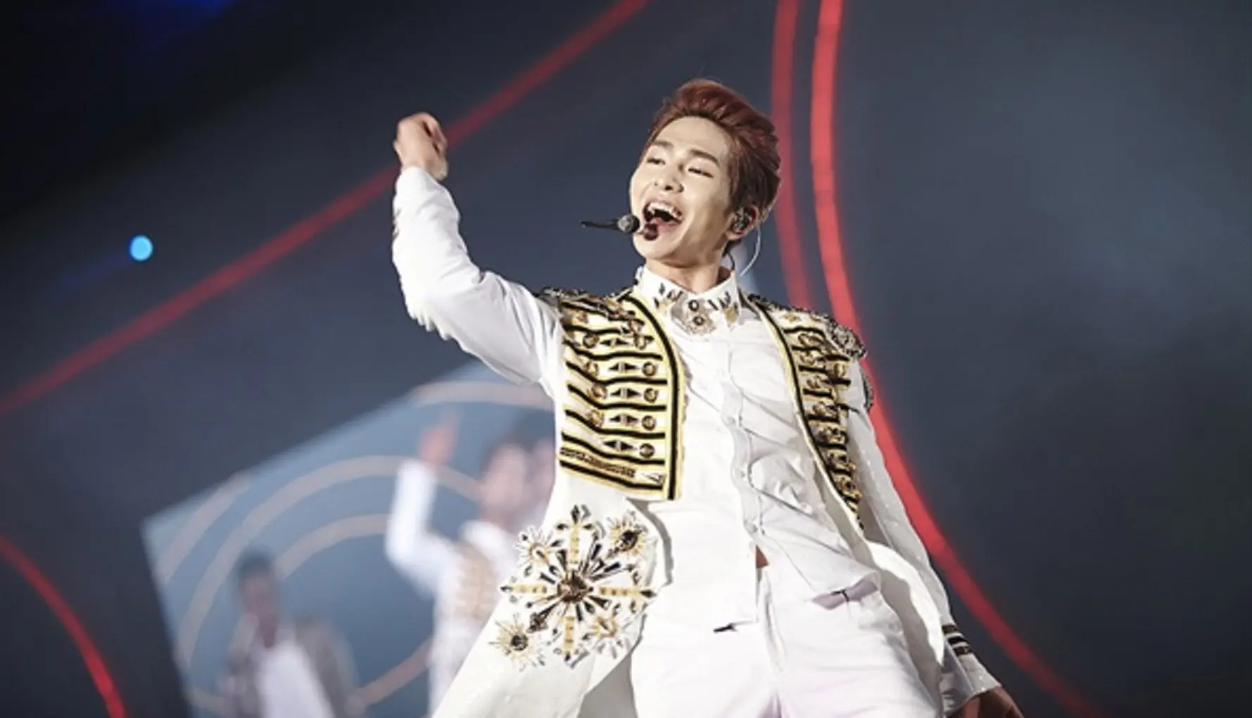 Onew `SHINee` saat beraksi di atas panggung (Pinterest)