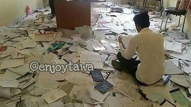 potret kocak pelajar saat kerjakan tugas