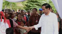 Presiden Joko Widodo berlebaran di Solo di hari kedua Idul Fitri. Empat ribu paket sembako dibagikan kepada warga sekitar (Liputan6.com/Setpres)