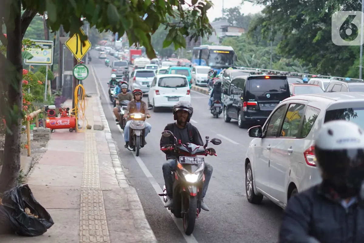 Pemotor di Jalan TB Simatupang Ramai-ramai Lawan Arah