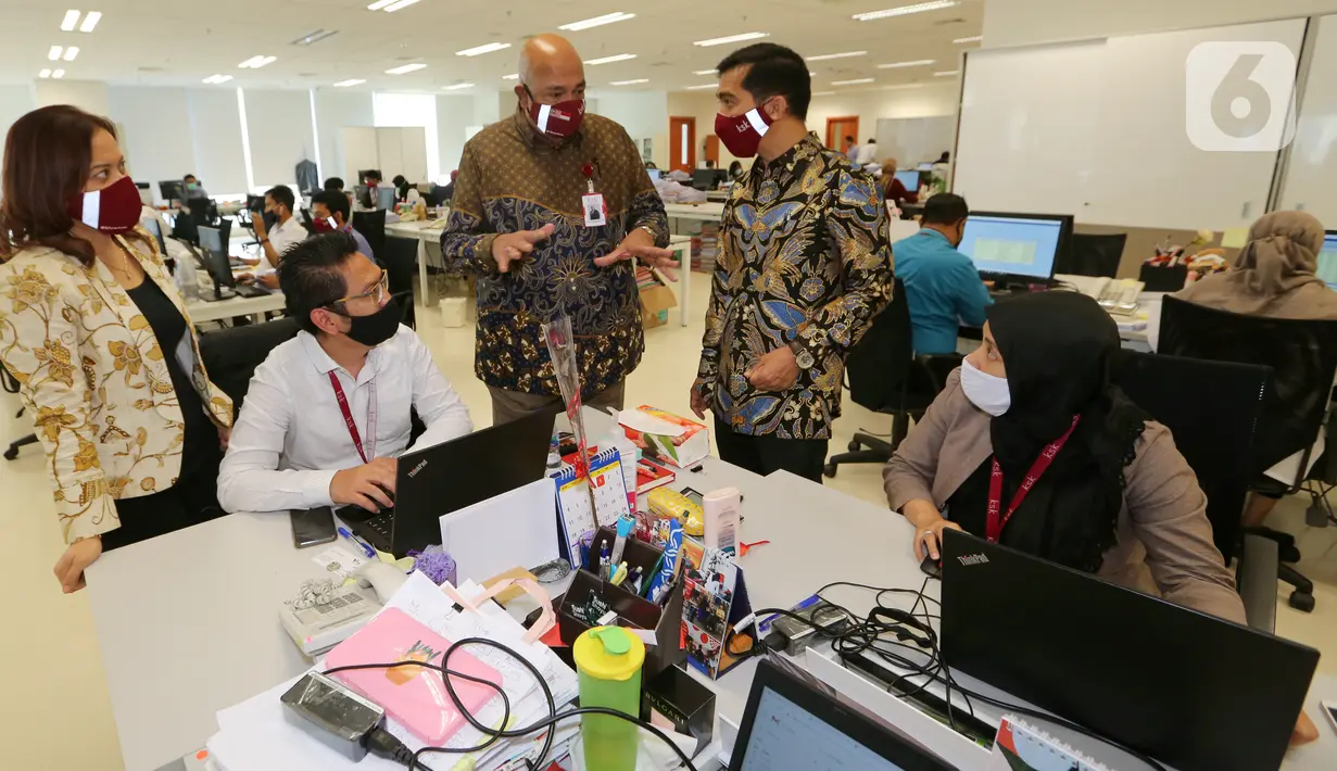 (ki-ka) Head of Agency PT KSK Insurance Indonesia Eny Handayani, President Director Dato' Dr. Sharifuddin Wahab dan Finance Director Suharjo Lumbanraja berbincang di sela-sela konfrensi pers perluncuran program KSK Peduli Motor Vehicle di Jakarta, Rabu (07/04/2021). (Liputan6.com)