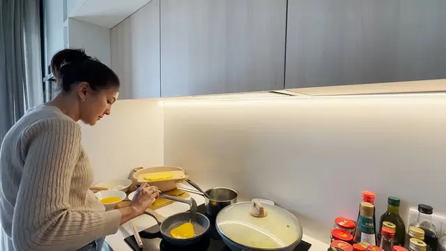 Potret Dapur Apartemen Anak Darius Sinathrya dan Donna Agnesia di Portugal