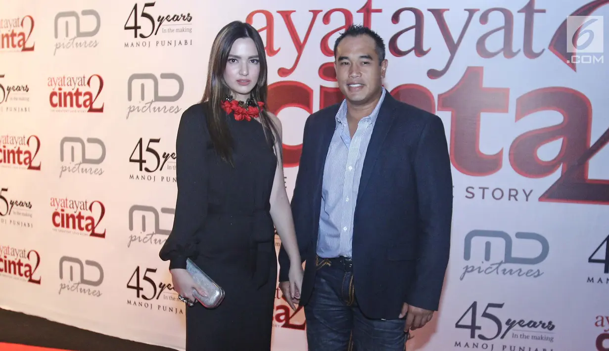 Nia Ramadhani dan suaminya, Ardi Bakrie saat menghadiri gala premiere film Ayat Ayat Cinta 2 di Jakarta, Kamis (07/12). (Liputan6.com/Herman Zakharia)