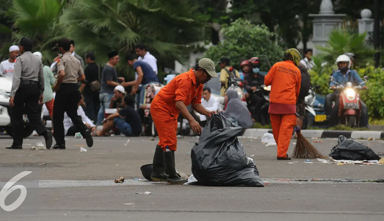 Kantong plastik hitam besar dijadikan penampungan sampah sebelum dibawa ke tempat pembuangan oleh Tim Orange di Silang Tenggara Monas, Jakarta, Jumat (14/10). (Liputan6.com/Helmi Fithriansyah)