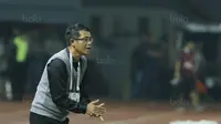 Pelatih Arema FC, Joko Susilo, memberikan arahan kepada anak asuhnya saat pertandingan melawan Bhayangkara FC pada laga Liga 1 di Stadion Patriot, Bekasi, Jumat, (4/8/2017). Bhayangkara FC menang 2-1 atas Arema FC. (Bola.com/M Iqbal Ichsan)