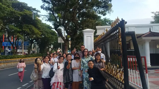 Masyarakat tampak antusias untuk menghadiri open house Lebaran 2024 yang digelar oleh Presiden Joko Widodo atau Jokowi di Istana Negara Jakarta, Rabu (10/4/2024).