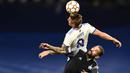 Gelandang Real Madrid, Toni Kroos berebut bola udara dengan pemain Sheriff, Dimitris Kolovos pada pertandingan grup D Liga Champions di stadion Bernabeu di Madrid, Spanyol, Rabu (29/9/2021) WIB. (AP Photo/Jose Breton)