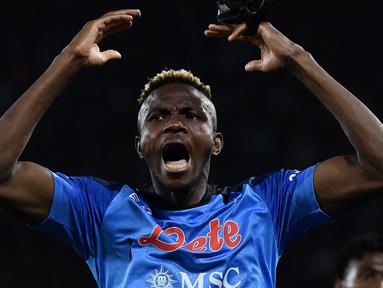 Luar biasa penampilan Napoli pada musim 2022/2023 ini. Hingga pekan ke-27 usai (20/3/2023) Il Pertenopei masih memuncaki klasemen sementara Liga Italia 2022/2023 dengan keunggulan 19 poin dari Lazio di posisi kedua. Pasukan Luciano Spalletti kini mengemas 71 poin meninggalkan para pesaingnya. Tak bisa dipungkiri, keperkasaan Napoli musim ini tak lepas dari ketajaman dua pemainnya yang masuk dalam 5 besar top skor sementara Liga Italia 2022/2023. Siapakah kedua pemain tersebut? Dan siapa saja para pesaing dalam perebutan gelar top skor hingga akhir musim nanti? Simak daftar lengkapnya berikut ini. (AFP/Filippo Monteforte)
