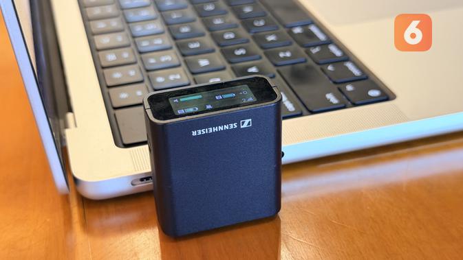 Colok reciever Sennheiser Profile Wireless di laptop. (Liputan6.com/ Yuslianson)