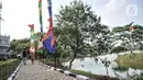 Warga  melintasi jogging track di Waduk Setu, Cipayung, Jakarta, Selasa (28/7/2020). Saat ini Waduk Setu tengah dibuat jalur olahraga dan juga akan dilengkapi sarana bermain anak serta pusat kuliner yang diharapkan meningkatkan potensi kawasan ekonomi pariwisata. (merdeka.com/Iqbal S. Nugroho)
