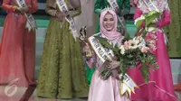 Finalis asal Jepara, Syifa Fatimah menyabet juara Puteri Muslimah Indonesia 2017 di Jakarta, Senin (9/5). Atas kemenangan ini, Syifa berhak mendapatkan hadiah uang Rp 50 juta dan paket perhiasan senilai Rp 30 juta. (Liputan6.com/Herman Zakharia)