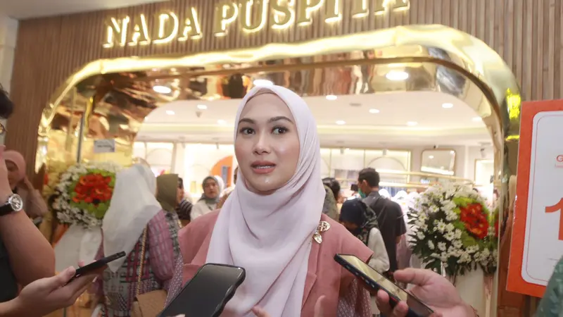 Desainer muda Surabaya Indah Nada Puspita. (Dian Kurniawan/Liputan6.com)
