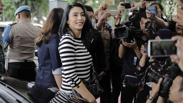 Pakai Kaus Hitam Putih, Tyas Mirasih Datangi Polda Metro Jaya