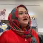 Setelah makan, Lina pun menemani anak-anaknya untuk berbelanja pakaian. Meski kedua orangtuanya telah bercerai, anak-anak pun masih seperti dulu, tetap sayang. (YouTube @Putri Delina)