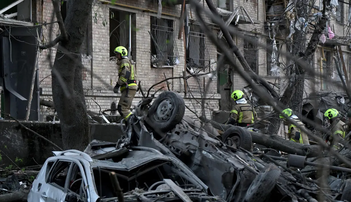 Tim penyelamat Ukraina melakukan upaya pencarian korban di lokasi serangan rudal Rusia di Kyiv, Kamis 24 April 2025. (Genya SAVILOV/AFP)