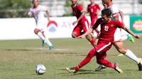 Pemain Timnas Indonesia U-19, Egy Maulana Vikri, melepaskan tendangan saat pertandingan melawan Brunei Darussalam pada laga Piala AFF U-18 di Stadion Thuwunna, Rabu (13/9/2017). Indonesia menang 8-0 atas Brunei Darussalam. (Liputan6.com/Yoppy Renato)