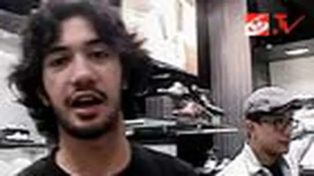 Reza Rahardian Belikan Kado Sepupu
