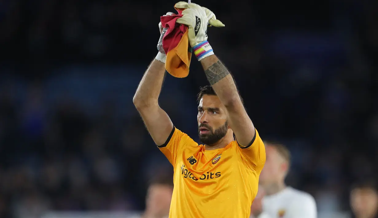 Rui Patricio. Kiper Portugal yang saat Euro 2008 berusia 20 tahun ini hanya menjadi kiper cadangan dari kiper utama Portugal, Ricardo. Ia sama sekali tak pernah diturunkan dalam seluruh laga Timnas Portugal meskipun namanya masuk dalam susunan line-up. Kini di usianya yang telah menginjak 34 tahun ia masih aktif bermain bersama AS Roma yang telah dibelanya sejak awal musim 2021/2022. (AFP/Geoff Caddick)
