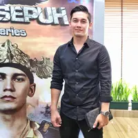 Samuel Zylgwyn didapuk menjadi pemeran utama di sinetron laga kolosal bertajuk Saur Sepuh The Series di SCTV. Bukan hal mudah memerankan karakter yang ada di dalamnya, untuk itu Samuel berusaha agar tampil maksimal. (Adrian Putra/Bintang.com)