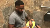 Cerita viral seorang ayah gantikan popok anak di toilet lelaki. (dok. Instagram @3boys_1goal/https://www.instagram.com/p/BwkoWNGh9dl/)