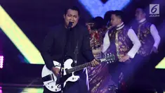 Penampilan penyanyi Virgoun saat bernyanyi dalam acara IBOMA 2018 di STUDIO 6 EMTEK CITY, Jakarta, Jumat (23/3). Penampilan Virgoun memukau penonton. (Liputan6.com/Herman Zakharia)