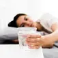 Minum air mineral saat bangun tidur. (Foto: Freepik)