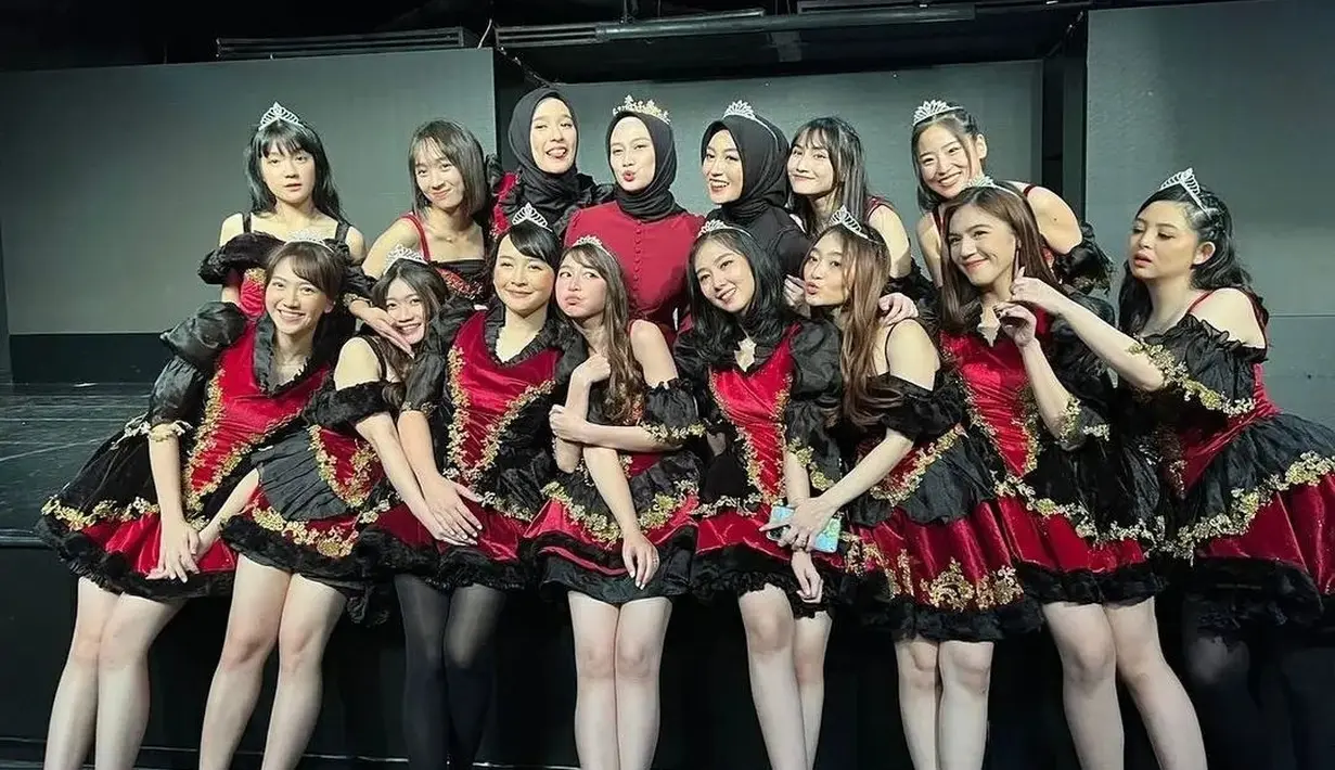 Ia juga mengenakan mahkota yang menandakan sosok dirinya sebagai leader yang disegani. [Instagram @ayana_okta48]