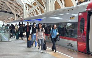 Kereta cepat Whoosh dipadati penumpang selama periode liburan Lebaran 2025. (Foto: PT KCIC)