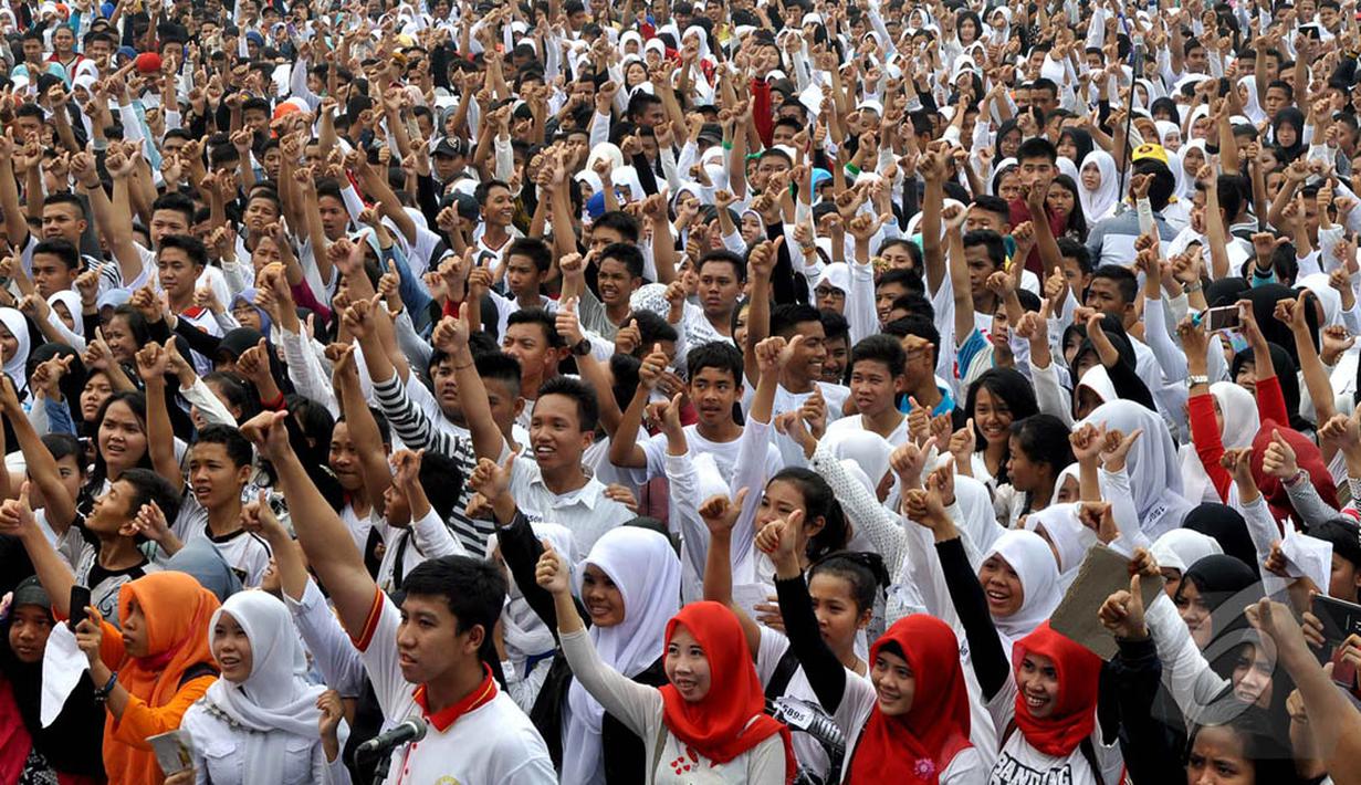 Masyarakat serta ribuan pelajar memadati lapangan eks Kompi, Lubuklinggau, (17/10/14). (Liputan6.com/Miftahul Hayat)