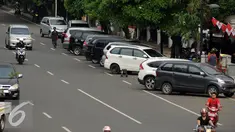 Sejumlah kendaraan terparkir di badan Jalan Kramat Raya, Jakarta, Senin (8/8). Pemprov DKI Jakarta melalui Dinas Perhubungan dan Transportasi (Dishubtrans) akan mengambil alih semua pengelolaan parkir on street. (Liputan6.com/Helmi Fithriansyah)