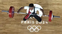 Lifter Indonesia Eko Yuli Irawan melakukan angkatan snatch dalam kelas 61 kg putra Olimpiade Paris 2024 di South Paris Arena, Paris, Prancis, Rabu (7/8/2024). (AP Photo/Dita Alangkara,Pool)