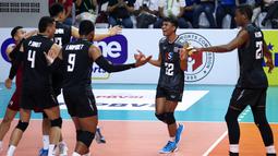 Pemain Timnas Voli Thailand, Anurak Phanram melakukan selebrasi bersama rekannya setelah mencetak poin pada laga putaran pertama SEA V League 2023 melawan Timnas Voli Indonesia di Padepokan Voli Jenderal Polisi Kunarto, Bogor, Minggu (23/07/2023). (Bola.com/Bagaskara Lazuardi)