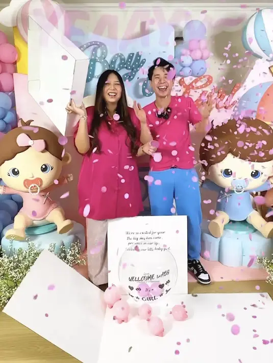 Keduanya pun mengumumkan jika si calon anak memiliki jenis kelamin perempuan. Dengan box berisi balon terbuka dan keluar lah confetti dan balon pink menandakan gender sang anak.[@siscakohl]