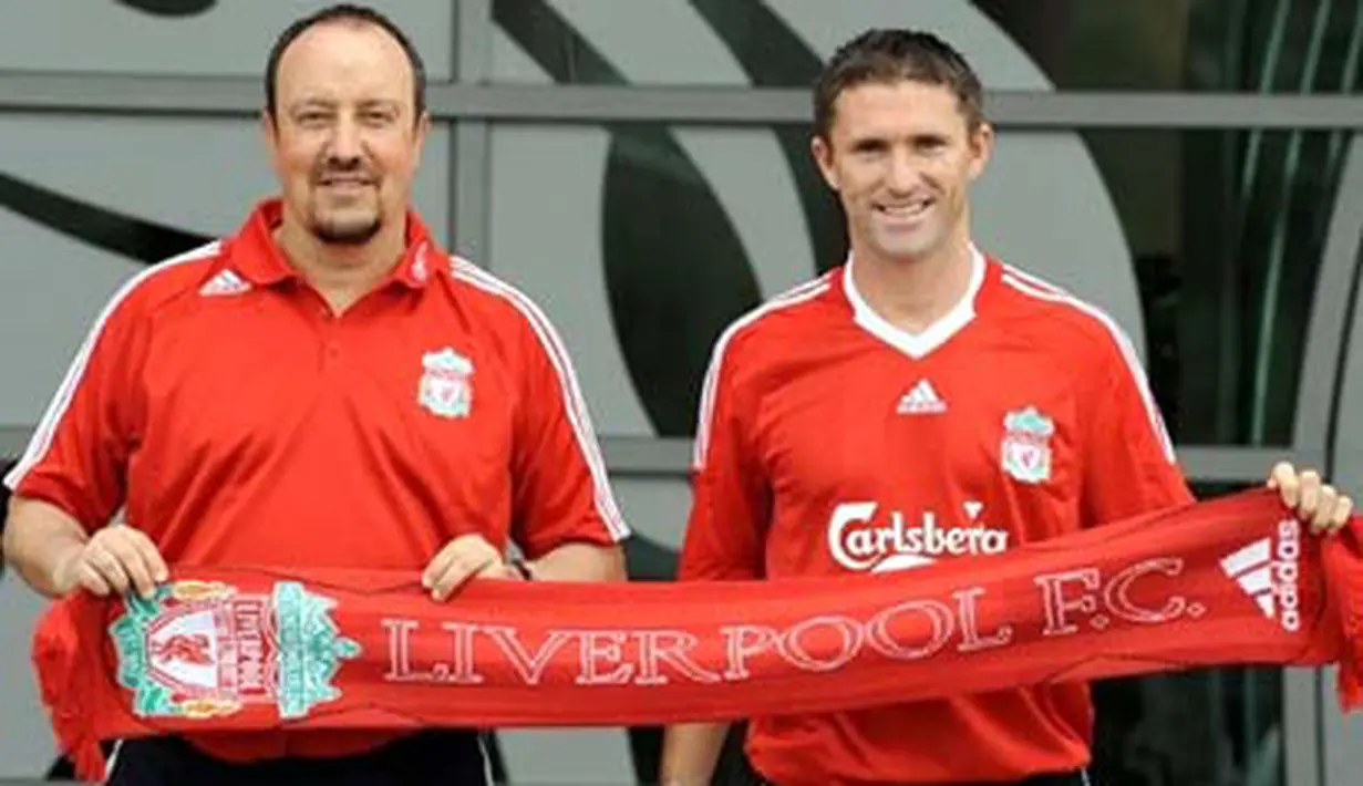 Liverpool manager Rafael Ben&iacute;tez (L) stands with new signing Robbie Keane at the club&#039;s Melwood training complex, in Liverpool, north-west England, on July 29, 2008. AFP PHOTO / ANDREW YATES